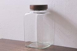 昭和レトロ雑貨　木製蓋　丸みを帯びたシルエットがレトロなガラス瓶(ガラスビン、角瓶)(R-039876)