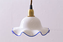 イギリスヴィンテージ照明　青縁フリルがおしゃれなミルクガラスペンダントライト(ランプシェード、天井照明、ビンテージ)(R-039908)