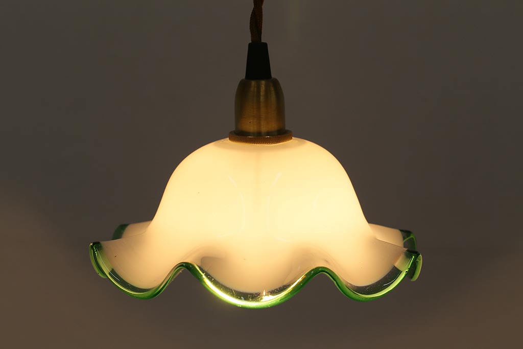 イギリスヴィンテージ照明　爽やかな緑縁フリルのミルクガラスペンダントライト(ランプシェード、天井照明、ビンテージ)(R-039909)