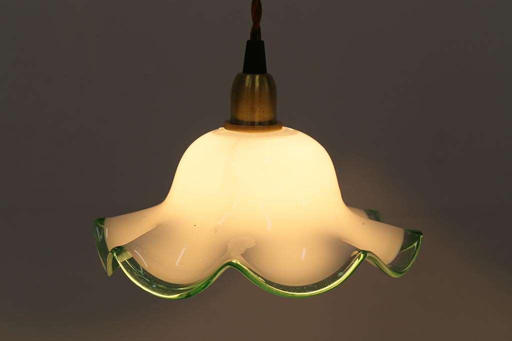 イギリスヴィンテージ照明　爽やかな緑縁フリルのミルクガラスペンダントライト(ランプシェード、天井照明、ビンテージ)(R-039910)