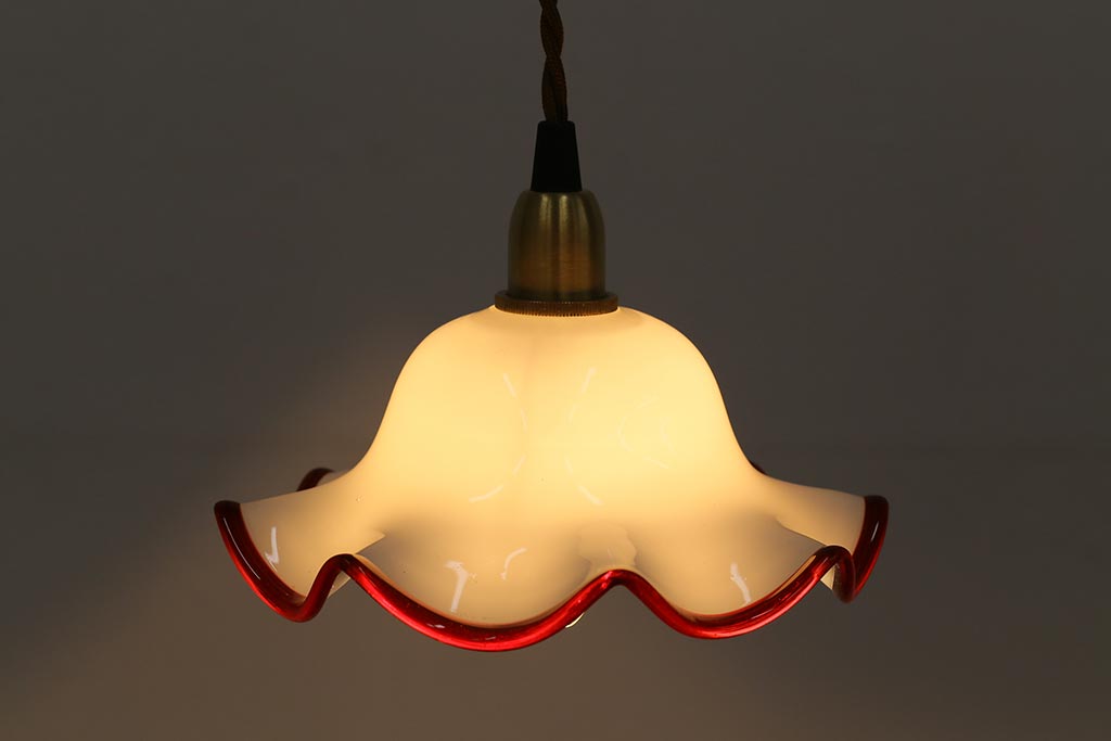 イギリスヴィンテージ照明　赤縁フリルが目を引くミルクガラスペンダントライト(ランプシェード、天井照明、ビンテージ)(R-039912)