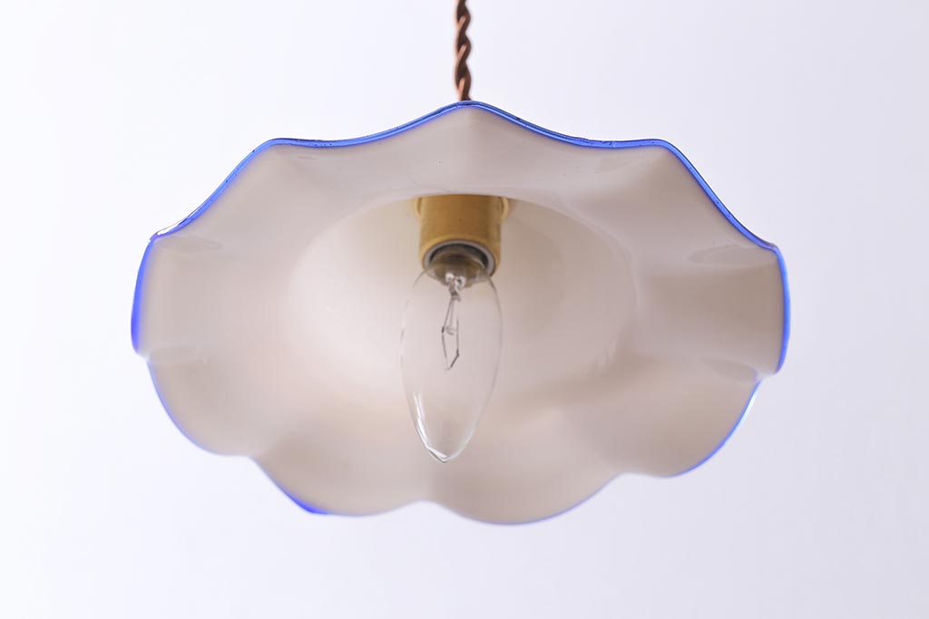 ヴィンテージ照明　イギリスビンテージ　縁の青いフリルが爽やかなミルクガラスペンダントライト(ランプシェード、天井照明)(R-039918)