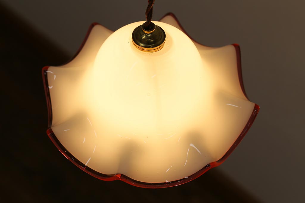 ヴィンテージ照明　イギリスビンテージ　ピンク縁　愛らしいフリルのミルクガラスペンダントライト(ランプシェード、天井照明)(R-039920)