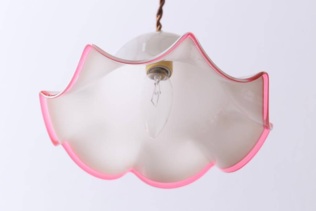 ヴィンテージ照明　イギリスビンテージ　ピンク縁　愛らしいフリルのミルクガラスペンダントライト(ランプシェード、天井照明)(R-039920)