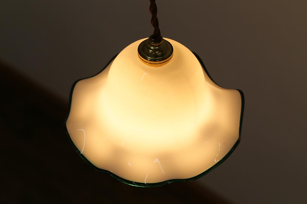 ヴィンテージ照明　イギリスビンテージ　深みのある緑色の縁がミルクガラスに映えるペンダントライト(ランプシェード、天井照明)(R-039923)