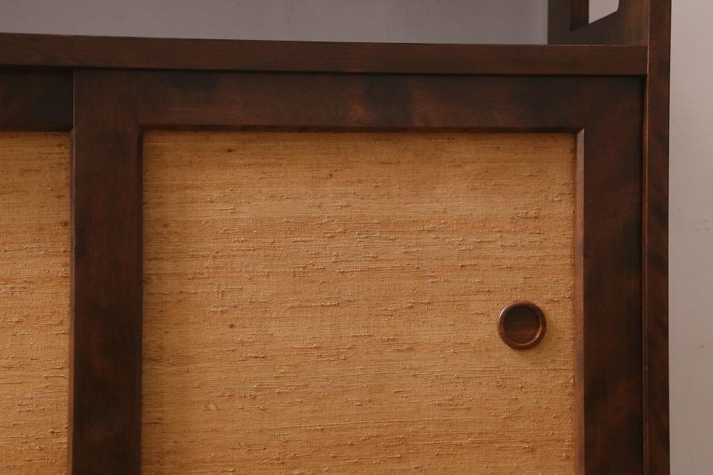 中古　九州民芸家具　すっきりとしたデザインで落ち着きのある飾り棚(収納棚、茶棚)(R-039934)