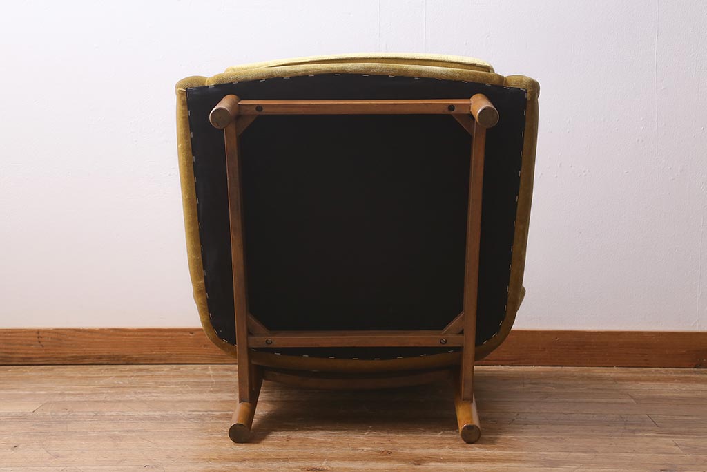 ヴィンテージ家具　北欧ビンテージ　チーク材製　レトロで可愛らしいフォルムが魅力の1人掛けソファ(アームソファ、1Pソファ)(R-039935)