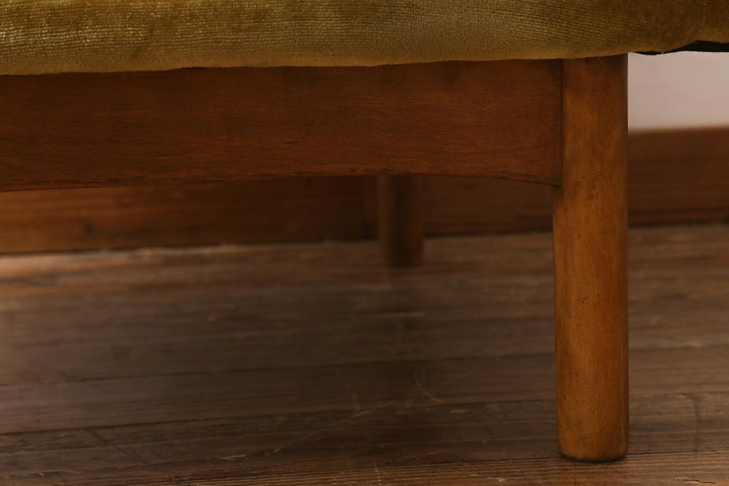 ヴィンテージ家具　北欧ビンテージ　チーク材製　レトロで可愛らしいフォルムが魅力の1人掛けソファ(アームソファ、1Pソファ)(R-039936)