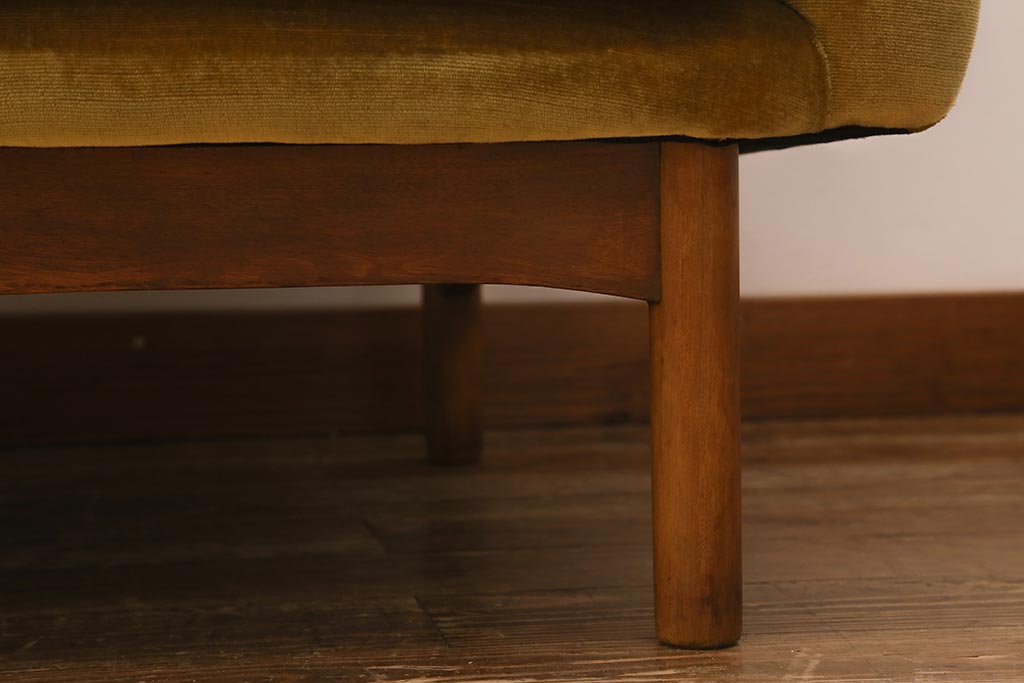 ヴィンテージ家具　北欧ビンテージ　チーク材　レトロで可愛らしいフォルムが魅力の2人掛けソファ(アームソファ、2Pソファ)(R-039945)