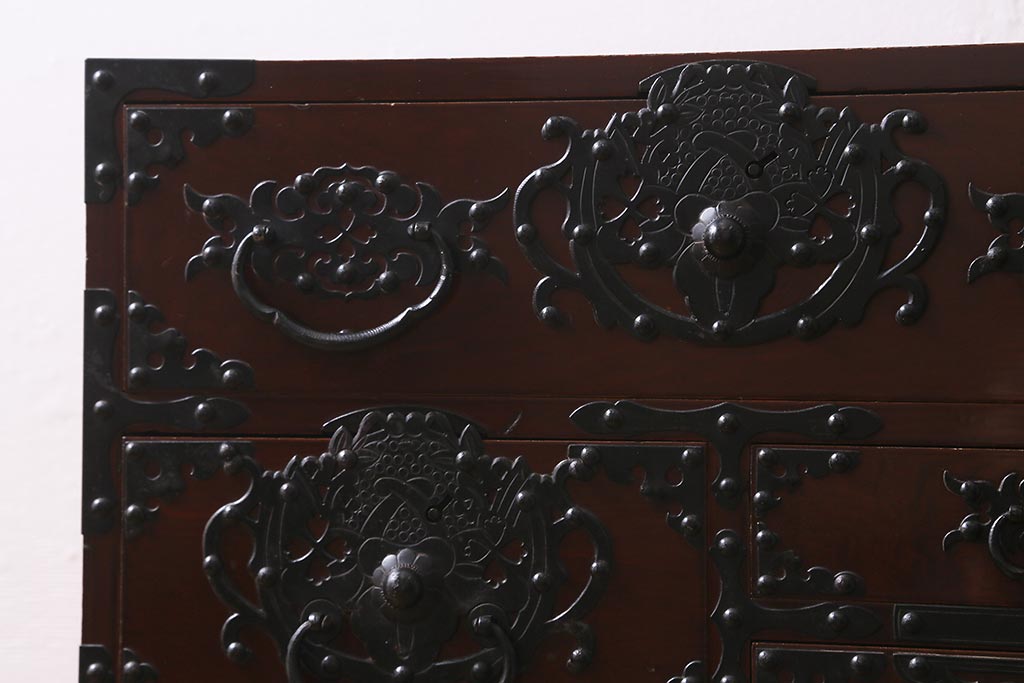 中古　米沢箪笥　鋲と凝った金具の意匠が目を引く手許箪笥(R-039956)(定価約41万円)です。