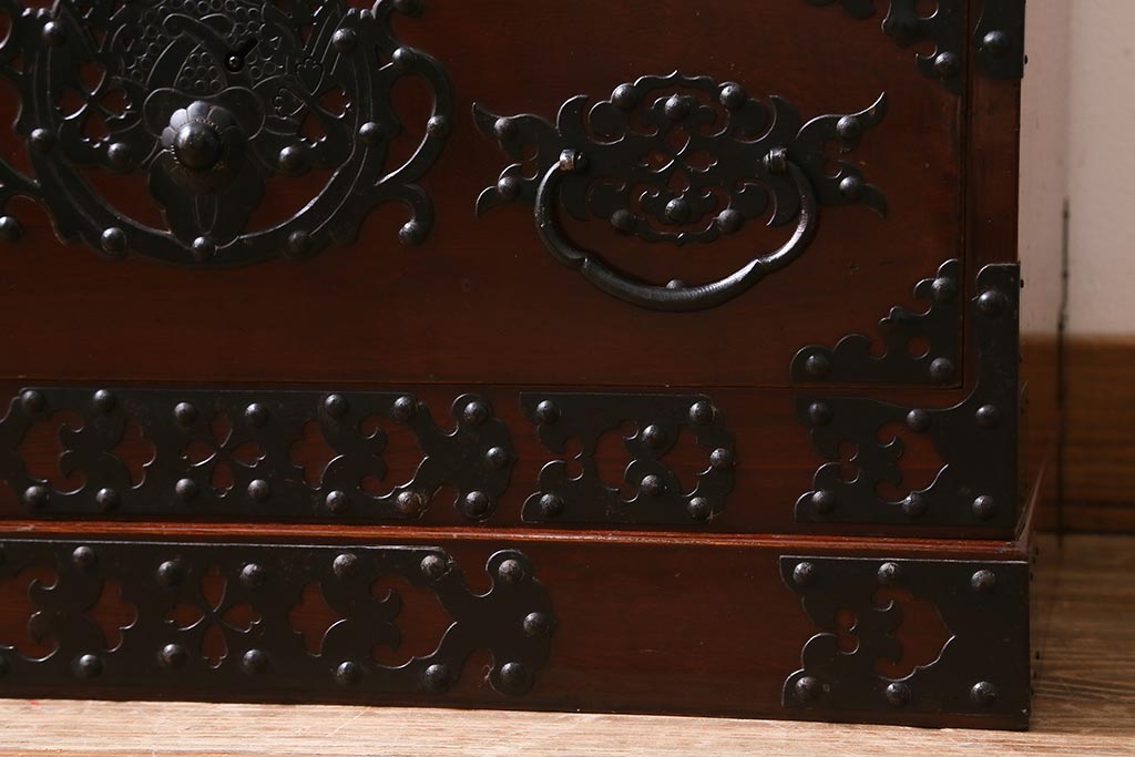 中古　米沢箪笥　鋲と凝った金具の意匠が目を引く手許箪笥(R-039956)(定価約41万円)です。