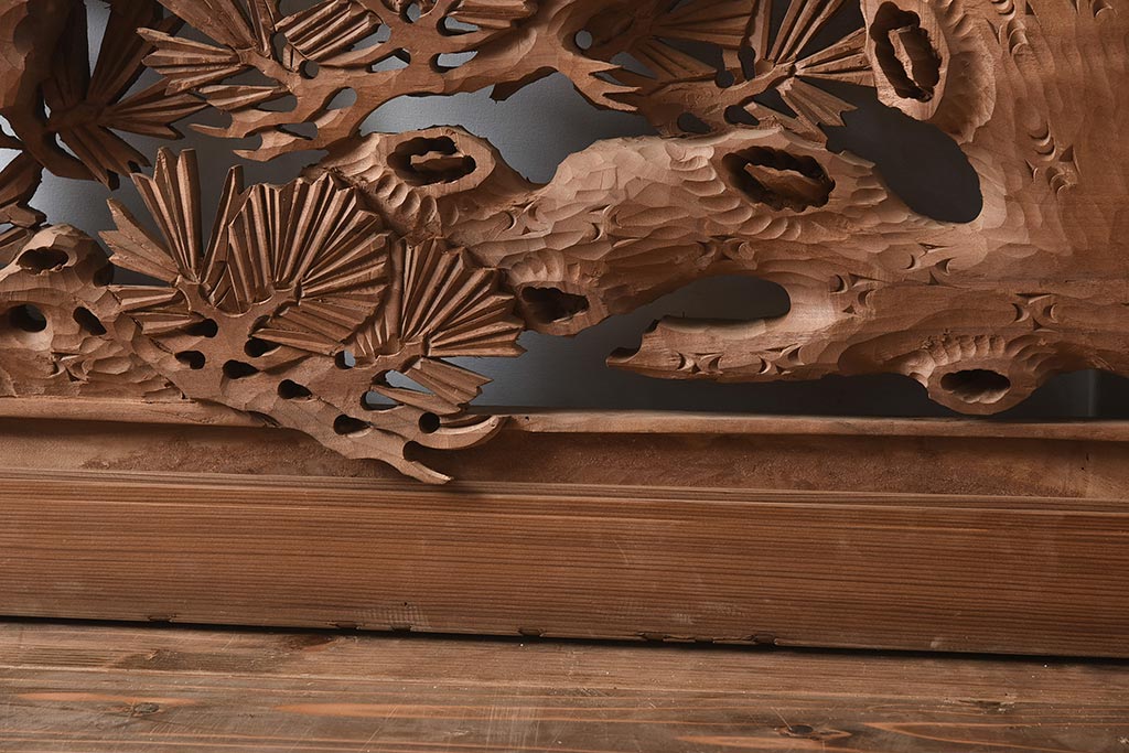 アンティーク建具　昭和中期　特大サイズ　立体的な松の彫刻が魅力の欄間(明り取り、明かり取り)(R-040011)