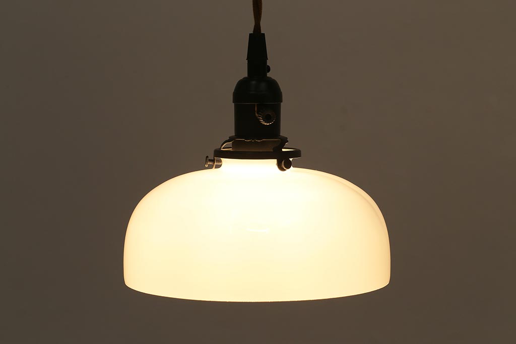 アンティーク照明　昭和初期　半月型のガラスシェードが和む空間を演出するペンダントライト(天井照明、吊り下げ照明)(R-040079)