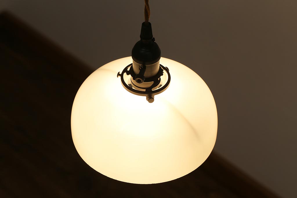 アンティーク照明　昭和初期　半月型のガラスシェードが和む空間を演出するペンダントライト(天井照明、吊り下げ照明)(R-040079)