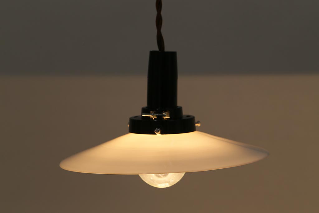 アンティーク照明　戦前　昔懐かしい白い平笠シェードの吊り下げ照明(天井照明、電笠、ペンダントライト)(R-040081)