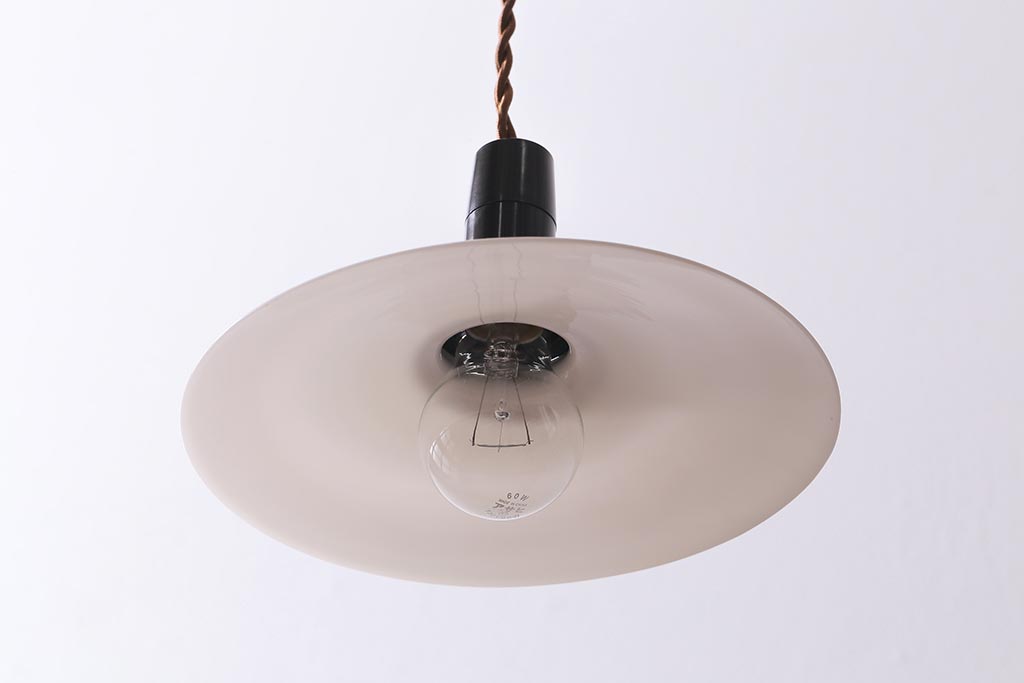 アンティーク照明　戦前　昔懐かしい白い平笠シェードの吊り下げ照明(天井照明、電笠、ペンダントライト)(R-040081)