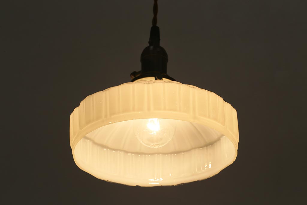 アンティーク照明　レトロなプレスガラスシェードのペンダントライト(天井照明)(R-040084)