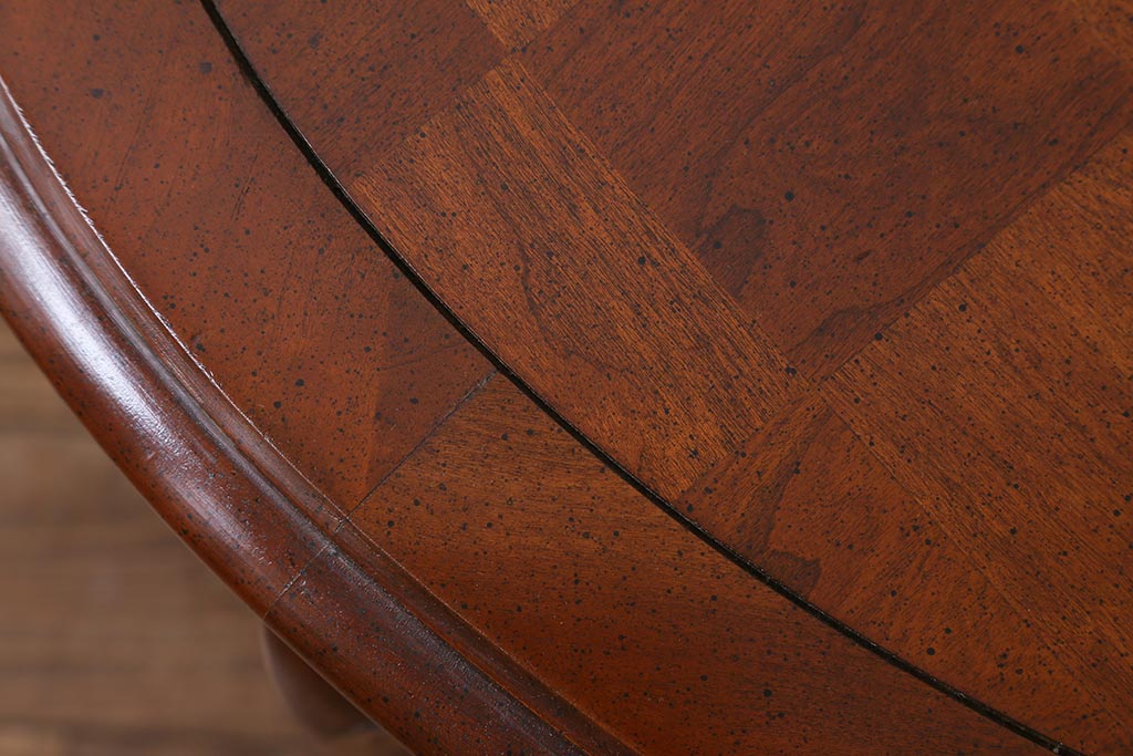 ヴィンテージ家具　格納天板付き　パーケット天板や彫りがおしゃれなアメリカ製のアクセントテーブル(ビンテージ)(R-040104)