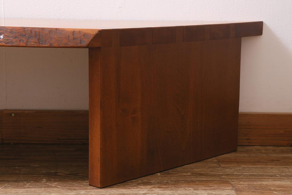 ビンテージ家具　サクラ材耳付き　個性的な台形センターテーブル(ローテーブル、座卓)(R-040162)