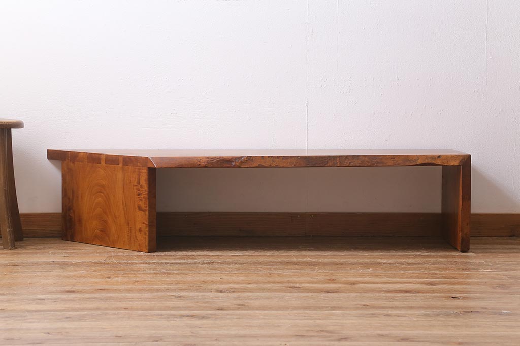 ビンテージ家具　サクラ材耳付き　個性的な台形センターテーブル(ローテーブル、座卓)(R-040163)