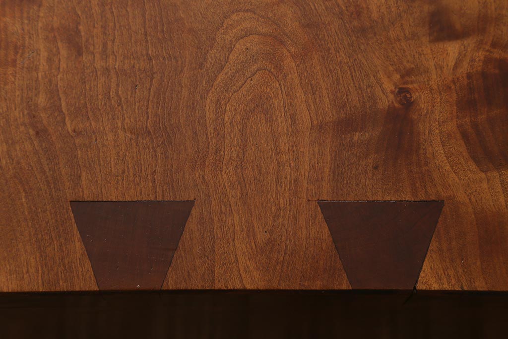 ビンテージ家具　サクラ材耳付き　個性的な台形センターテーブル(ローテーブル、座卓)(R-040163)