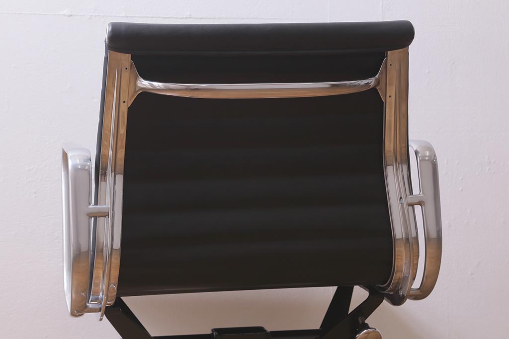 展示美品　Hermanmiller(ハーマンミラー社)　イームズアルミナムグループ　マネジメントチェア　キャスター付(オフィスチェア、アームチェア、椅子)(R-040167)
