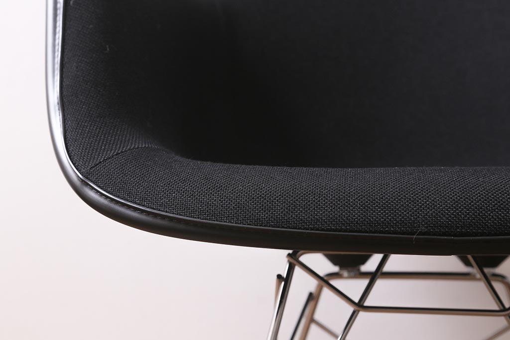 展示美品　Hermanmiller(ハーマンミラー社)　イームズプラスチックシェルアームチェア　ロッカーベース　アプホルスター(ロッキングチェア、椅子)(定価約11万4千円)(R-040168)