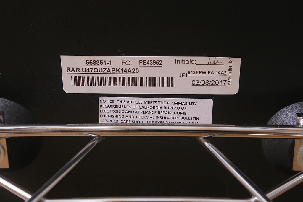 展示美品　Hermanmiller(ハーマンミラー社)　イームズプラスチックシェルアームチェア　ロッカーベース　アプホルスター(ロッキングチェア、椅子)(定価約11万4千円)(R-040168)