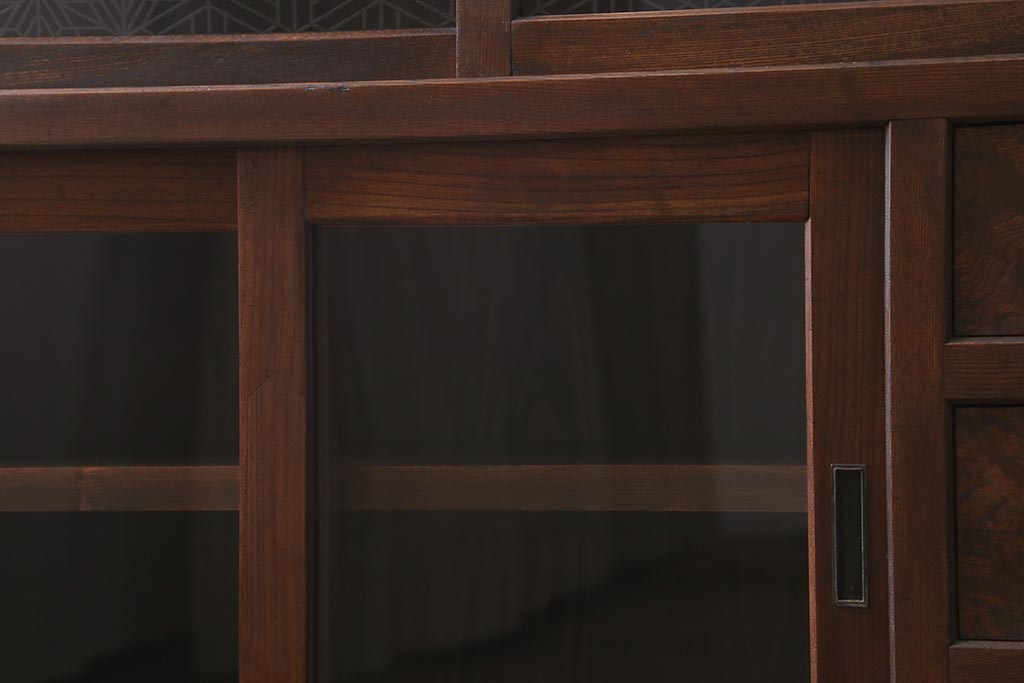 アンティーク家具　昭和初期　前面ケヤキ材　組子細工風のガラスがお洒落な戸棚(茶箪笥、収納棚)(R-040169)