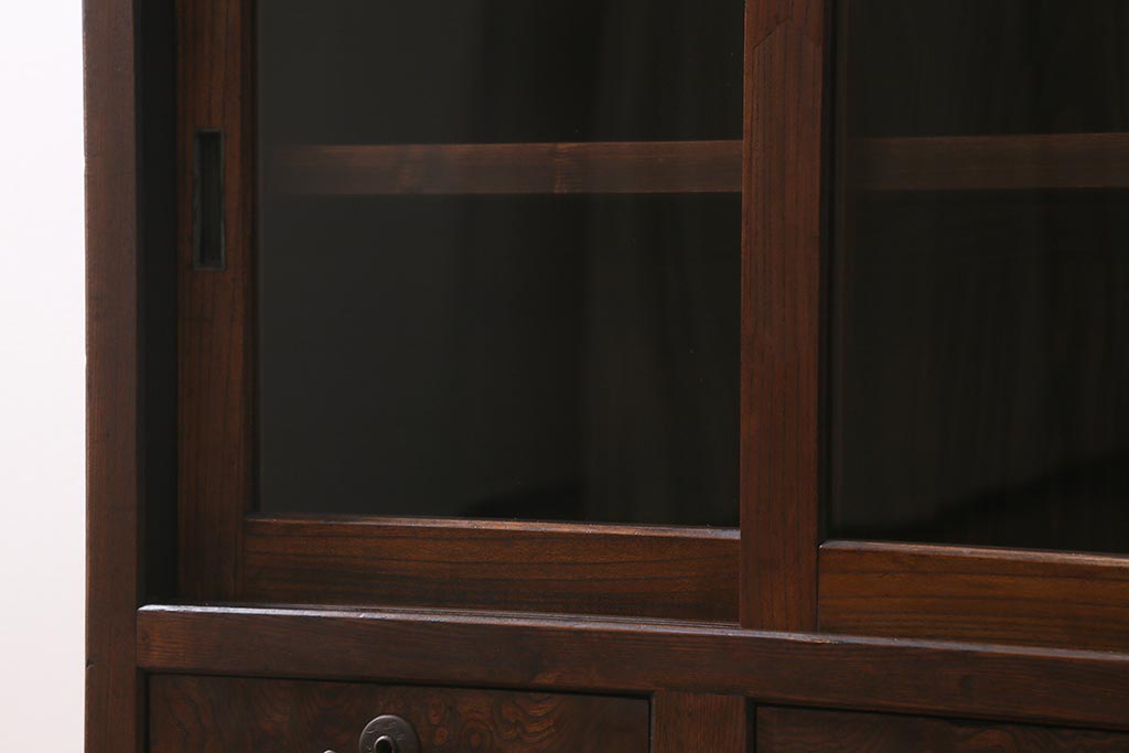 アンティーク家具　昭和初期　前面ケヤキ材　組子細工風のガラスがお洒落な戸棚(茶箪笥、収納棚)(R-040169)