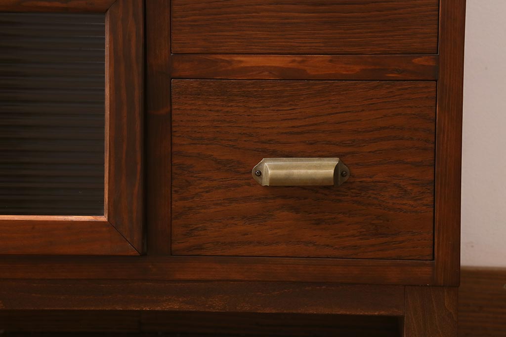 ラフジュ工房オリジナル　古材使用　リメイク家具　モールガラス　パタパタ扉がおしゃれなキャビネット(収納棚、リビングボード)(R-040186)
