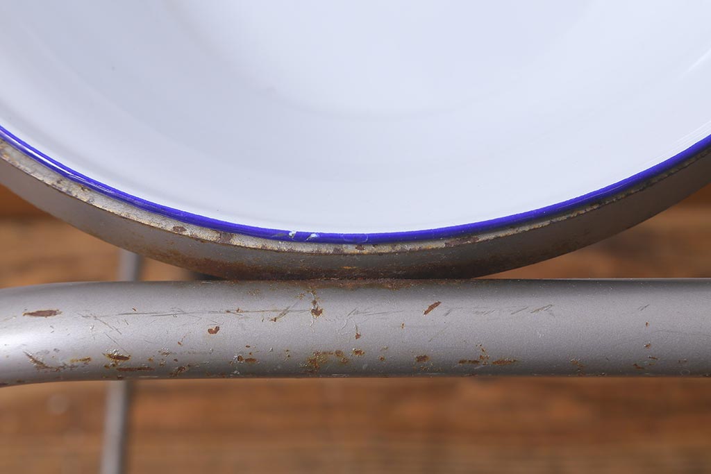 アンティーク雑貨　昭和レトロ　鉄製スタンド付き　青い縁がレトロなホーロー洗面器(琺瑯、手洗いスタンド、ウォッシュスタンド)(R-040189)