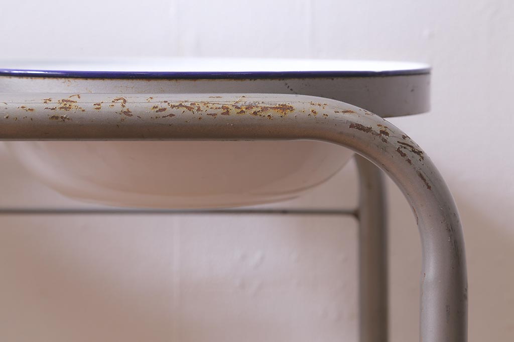 アンティーク雑貨　昭和レトロ　鉄製スタンド付き　青い縁がレトロなホーロー洗面器(琺瑯、手洗いスタンド、ウォッシュスタンド)(R-040189)