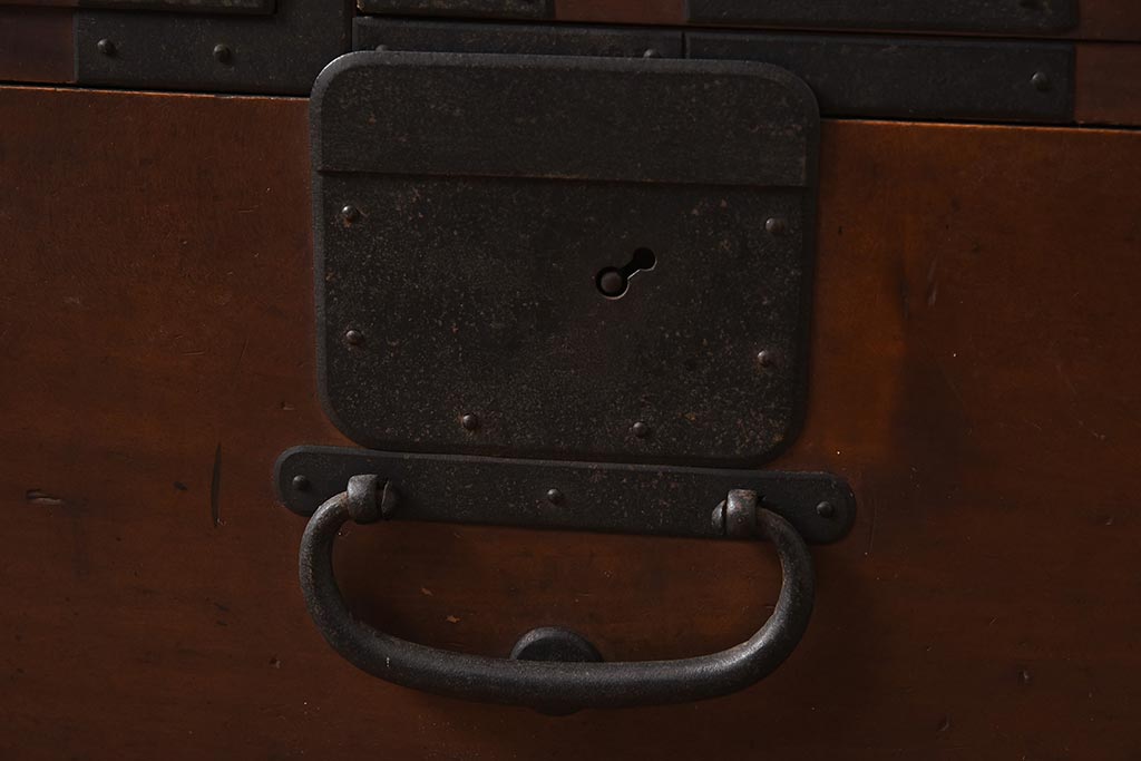 アンティーク家具　明治期　ヒノキ材　角丸の金具が目を引く小箪笥(整理箪笥、和タンス、チェスト)(R-040226)