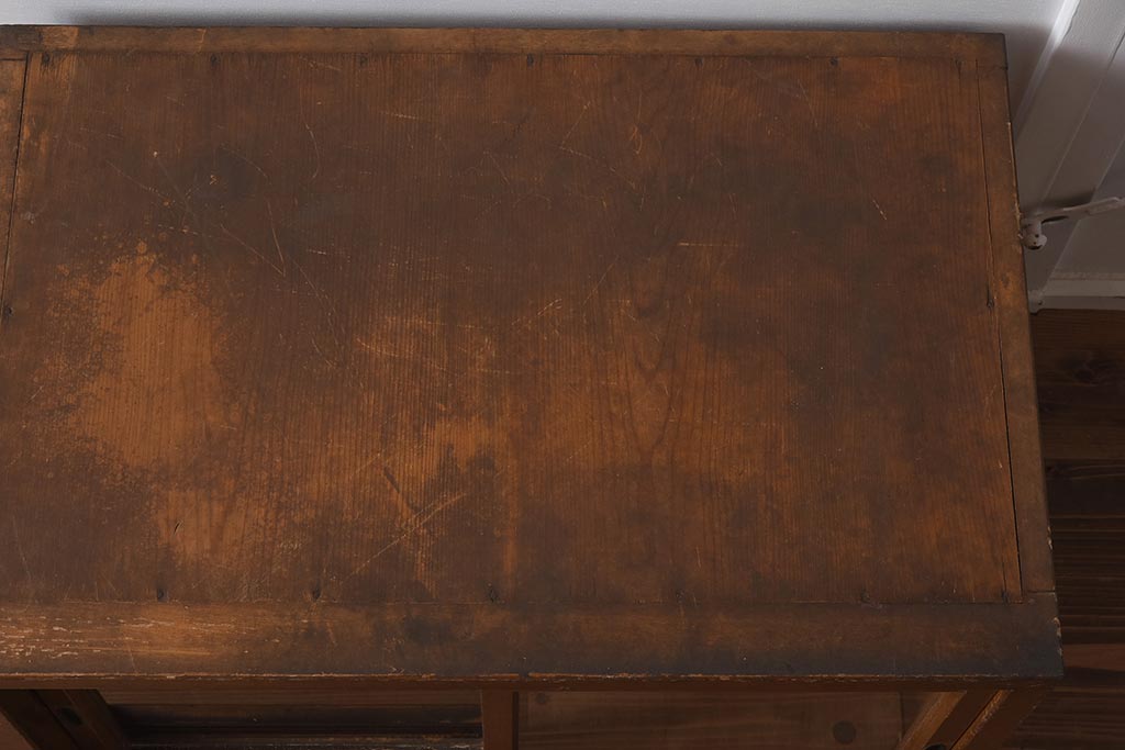 和製アンティーク　昭和レトロ　使いこまれた木の質感が魅力の小さなガラス戸棚(収納棚、飾り棚、本棚)(R-040234)