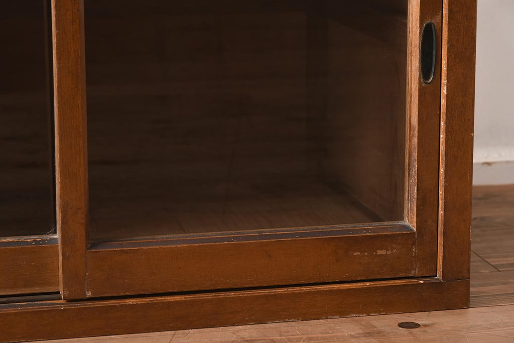 和製アンティーク　昭和レトロ　使いこまれた木の質感が魅力の小さなガラス戸棚(収納棚、飾り棚、本棚)(R-040234)