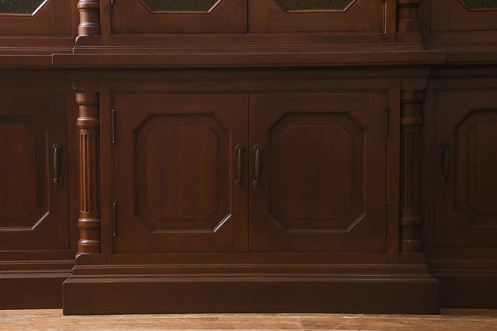 ヴィンテージ家具　フランスビンテージ　マホガニー材　色付きガラス　エレガントな佇まいが魅力のカップボード(食器棚、キャビネット、収納棚、戸棚)(R-040238)