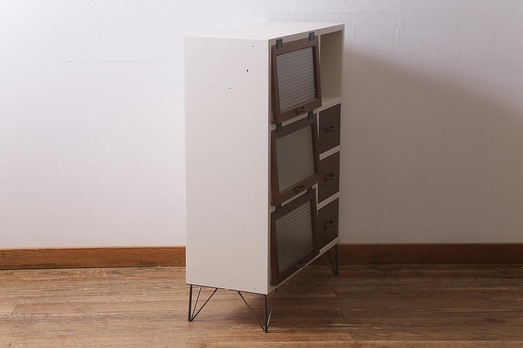 ラフジュ工房オリジナル　古材使用　リメイク家具　モールガラス　パタパタ扉　ペイントカラーがレトロなキャビネット(収納棚、リビングボード)(R-040242)