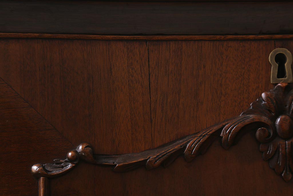 アンティーク家具　イギリスアンティーク　マホガニー材　高級感漂うエレガントな佇まいのサイドボード(収納棚)(R-040252)