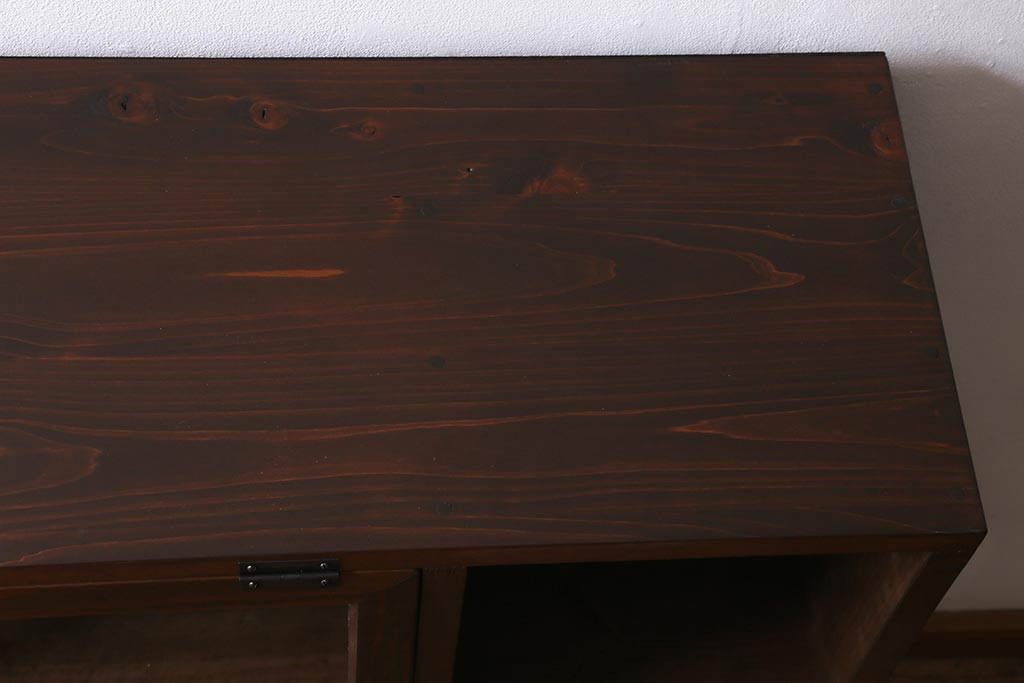 ラフジュ工房オリジナル　古材使用　リメイク家具　濃い色味が素敵なパタパタ扉付きキャビネット(収納棚)(R-040253)