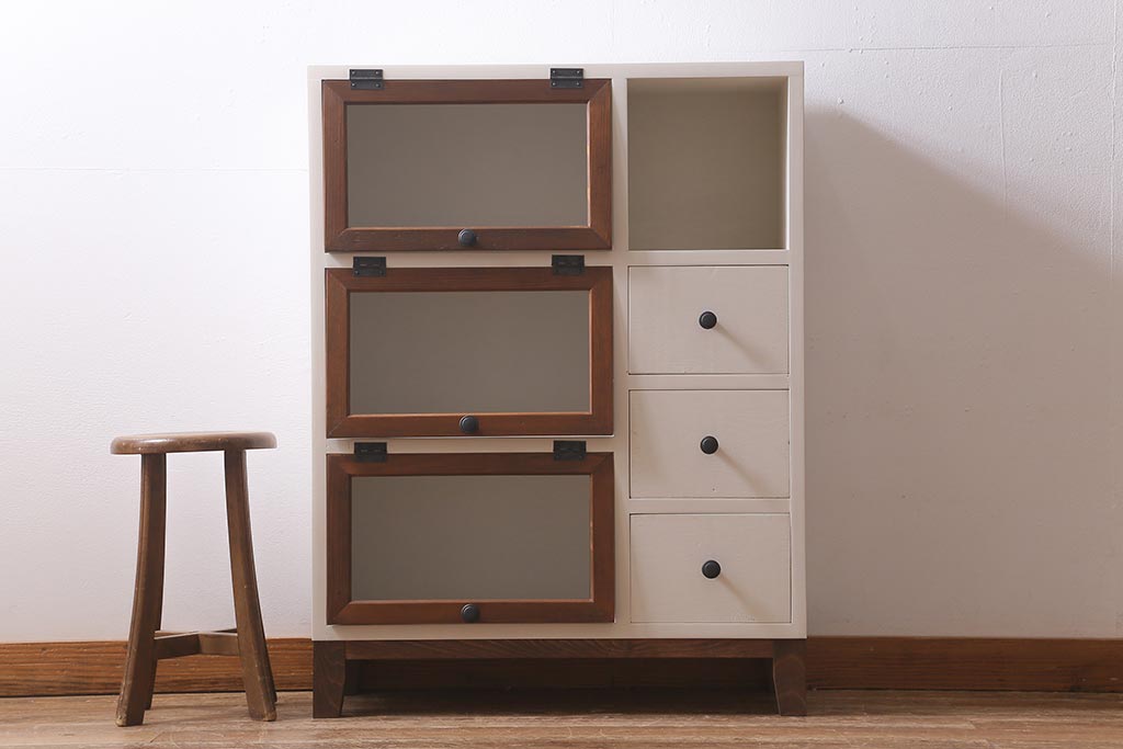 ラフジュ工房オリジナル　古材使用　リメイク家具　ペイント　バイカラーがレトロなパタパタ扉のキャビネット(収納棚、リビングボード)(R-040255)