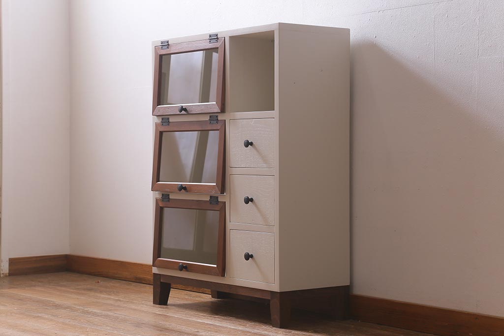 ラフジュ工房オリジナル　古材使用　リメイク家具　ペイント　バイカラーがレトロなパタパタ扉のキャビネット(収納棚、リビングボード)(R-040255)