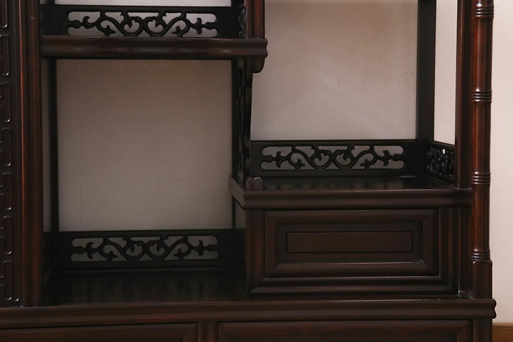 中古　民芸家具　花梨(カリン)材　緻密な意匠が魅力的な飾り棚(茶棚)(R-040259)