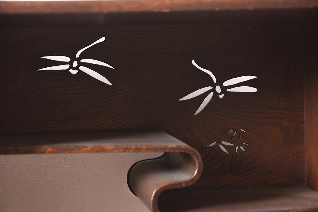 アンティーク家具　タモ材　蜻蛉(トンボ)の透かしが目を引く重ね茶棚(茶箪笥、飾り棚)(R-040266)