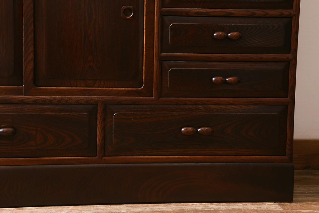 中古　高級品　工芸家具　ケヤキ材　漆塗り　しっとりとした佇まいの上品な茶箪笥(定価48万円)(飾り棚、収納棚)(R-040295)