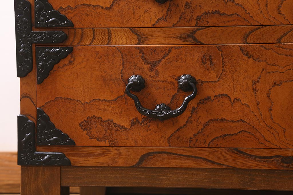 リメイク家具　岩谷堂箪笥　脚付きリメイク　美しい杢目と黒い金具が魅力の整理箪笥(戸棚、チェスト、引き出し、和タンス)(R-040328)
