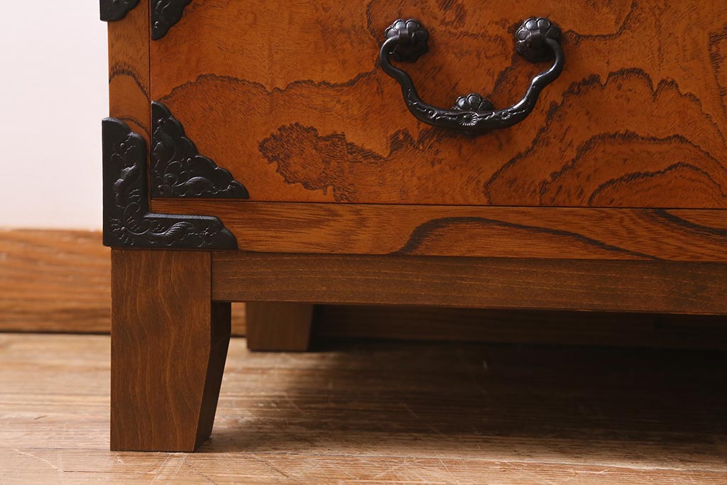 リメイク家具　岩谷堂箪笥　脚付きリメイク　美しい杢目と黒い金具が魅力の整理箪笥(戸棚、チェスト、引き出し、和タンス)(R-040328)