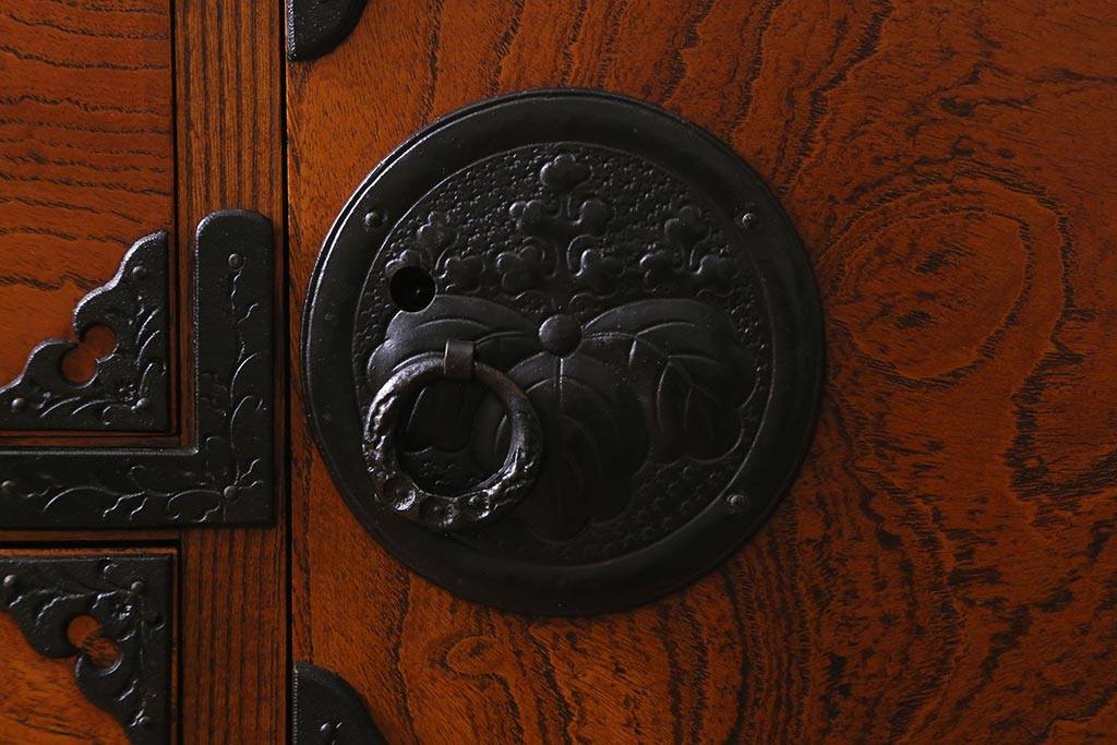 リメイク家具　岩谷堂箪笥　脚付きリメイク　杢目が美しい片開き戸付きのサイドボード(チェスト、引き出し、衣装箪笥)(R-040329)