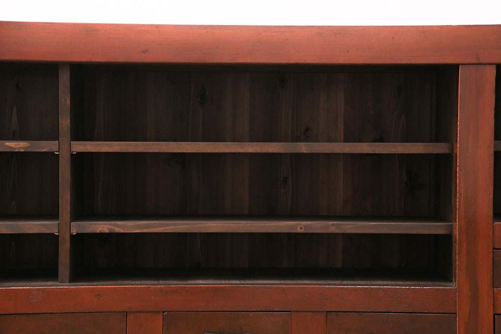 【セミオーダー家具実例】明治期の古い水屋箪笥・上段に高品質リペアを施しました。高さと奥行をリサイズし、引き戸の金網はクリアガラスへ変更。引き戸内部はご要望通りの棚板と可動式の棚受けを設置し、天板は新材にて取り付け。色味は元のツートーンのままで仕上げました。食器棚、収納棚、戸棚)