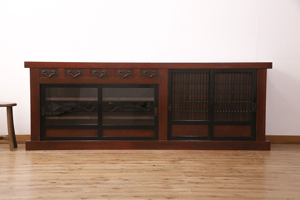 【セミオーダー家具実例】明治期の古い水屋箪笥・下段に高品質リペアを施しました。幅と奥行をリサイズし、当店商品のレイアウトを参考に5杯の引き出しを新たに製作。引き戸は透かし入りのガラス戸と鎧戸に。引き戸内部はご要望通りの棚板と可動式の棚受けを設置し、天板は新材にて取り付け。色味は元のツートーン  のままで仕上げました。(食器棚、収納棚、戸棚)